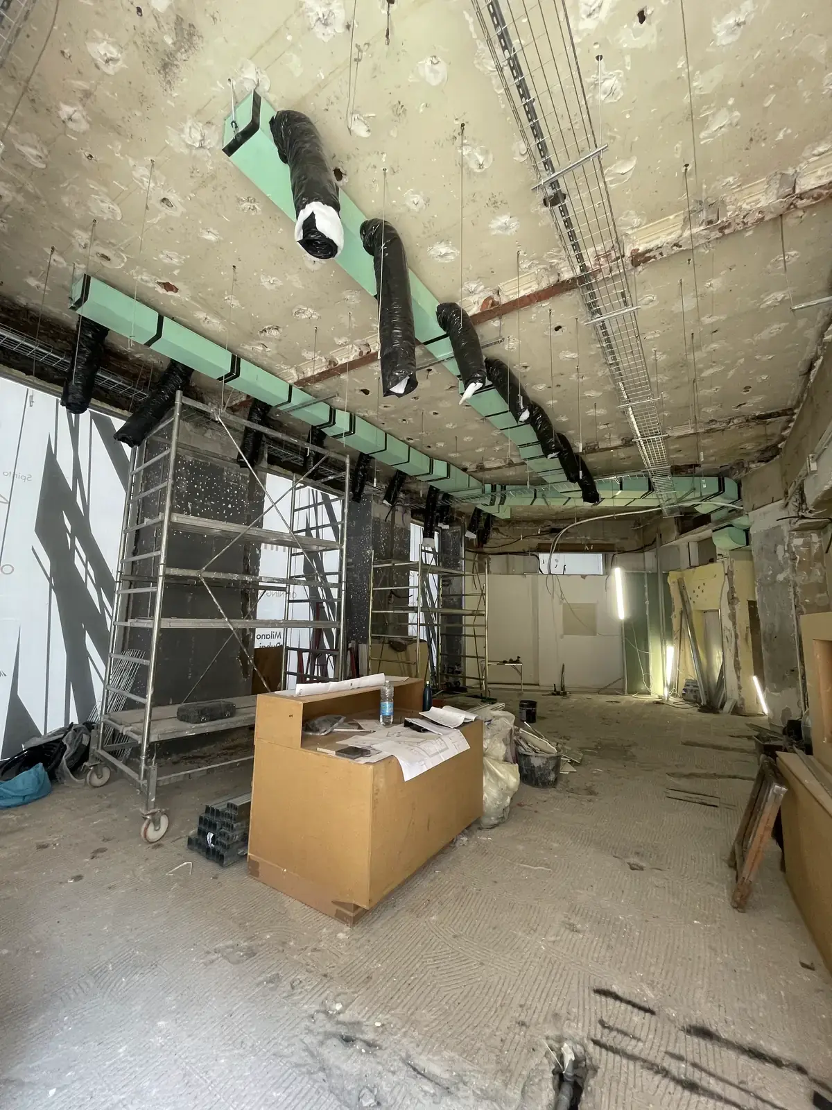 Passerelle portacavi e canalizzazioni a soffitto in un cantiere commerciale