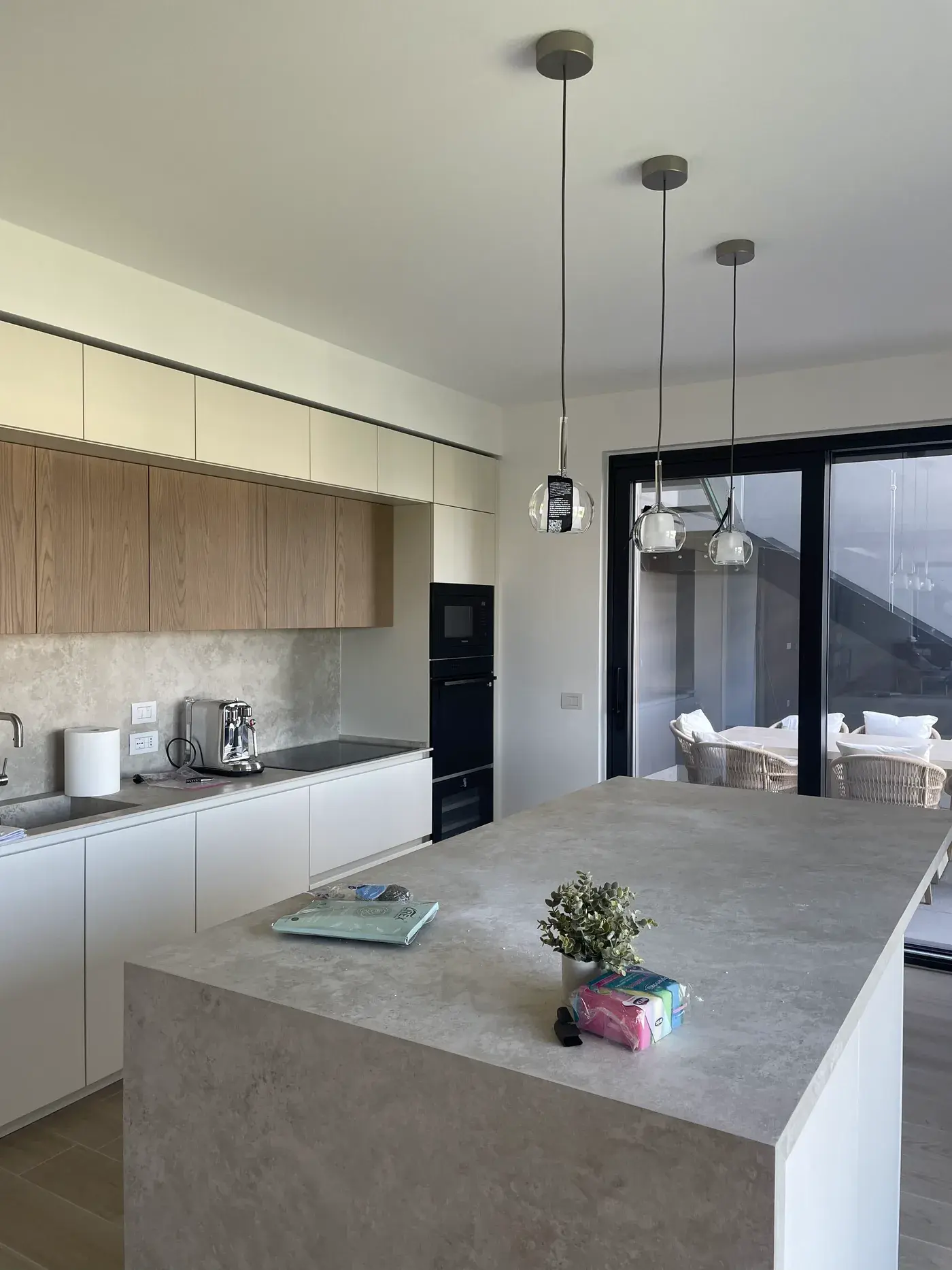 Cucina con isola e lampade a sospensione, impianto completato