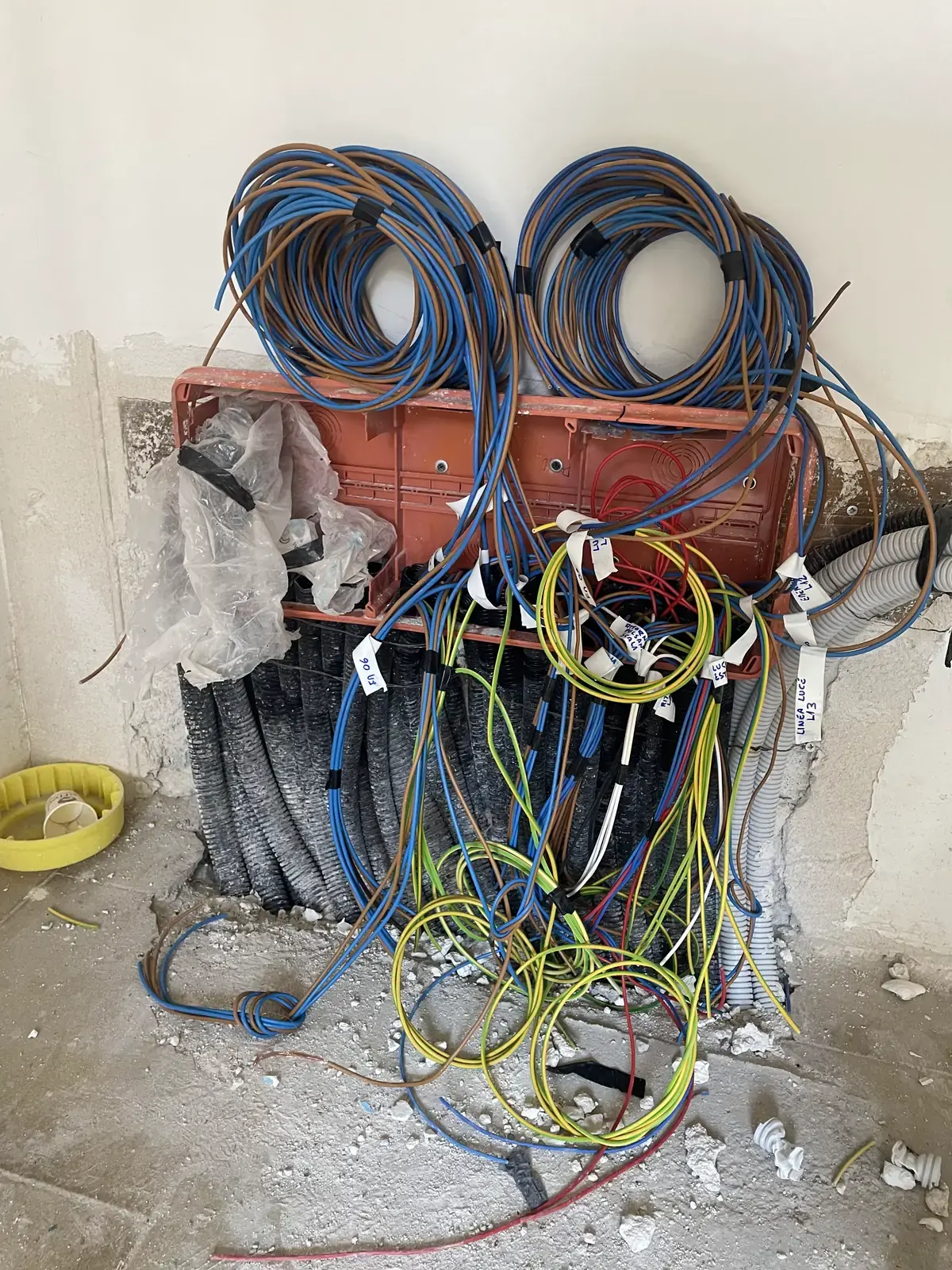 Scatola di derivazione con cavi elettrici etichettati durante la posa dell'impianto