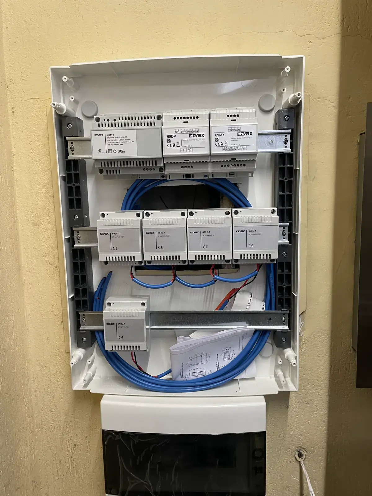 Quadro con alimentatore e moduli Elvox per impianto videocitofonico condominiale