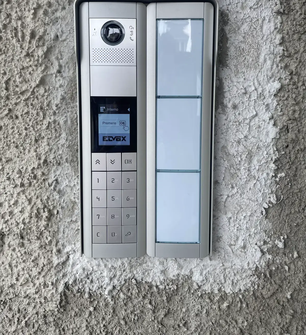 Pulsantiera con videocitofono Elvox installata sulla facciata di un condominio